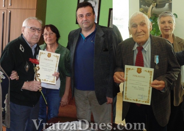Заслужено признание за последните двама живи фронтоваци в община Мездра 