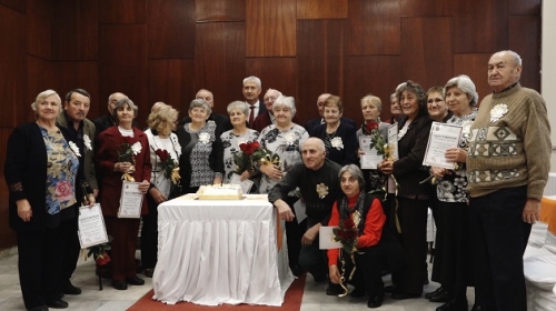 След 50 години любов двойки подновиха клетвите си