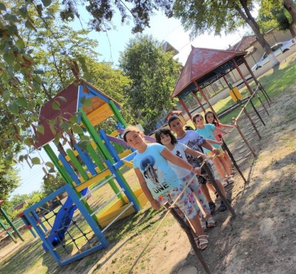 Детска градина с нов кът за игри на открито