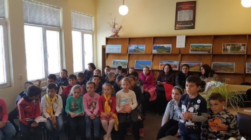 Ученици говориха за освобождението на Мездра и Деня на народните будители