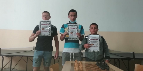 Христо Доков награди победителя в шахматния турнир Димитър Димитров