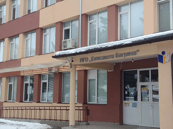 Модерна спортна площадка вдигат в наше училище