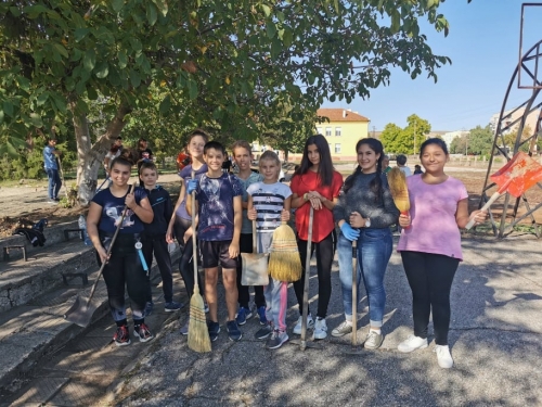 Доброволци почистиха двора на мизийско училище