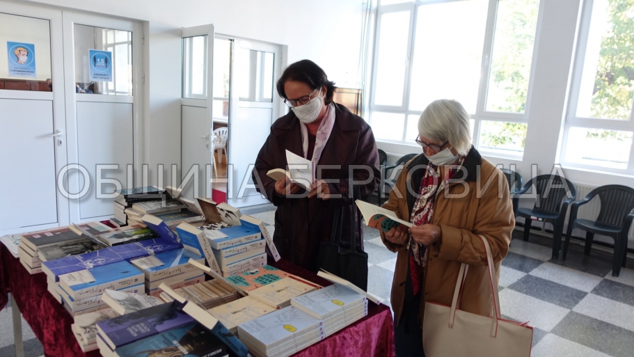 Базарът от книги, номинирани за националната награда, привлече книгоманите
