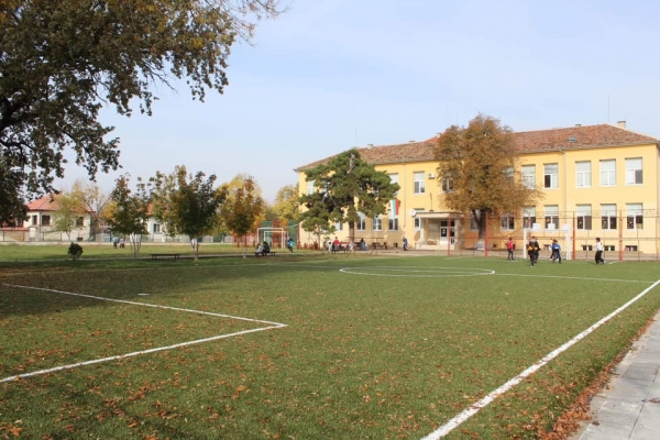 Две училища в Кнежа с нови спортни площадки