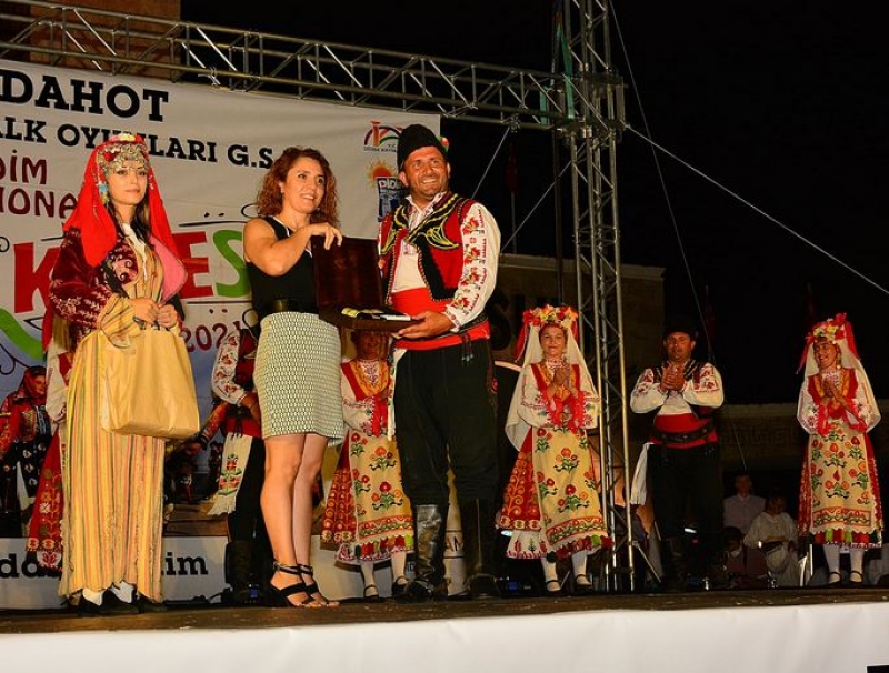 Ансамбъл „Мездра” и Детски танцов състав „Мездренче“ с участия на четири международни фестивала в Турция и Италия