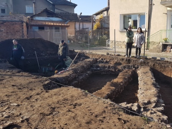 Римски сгради и монети откриха под двор в Мездра