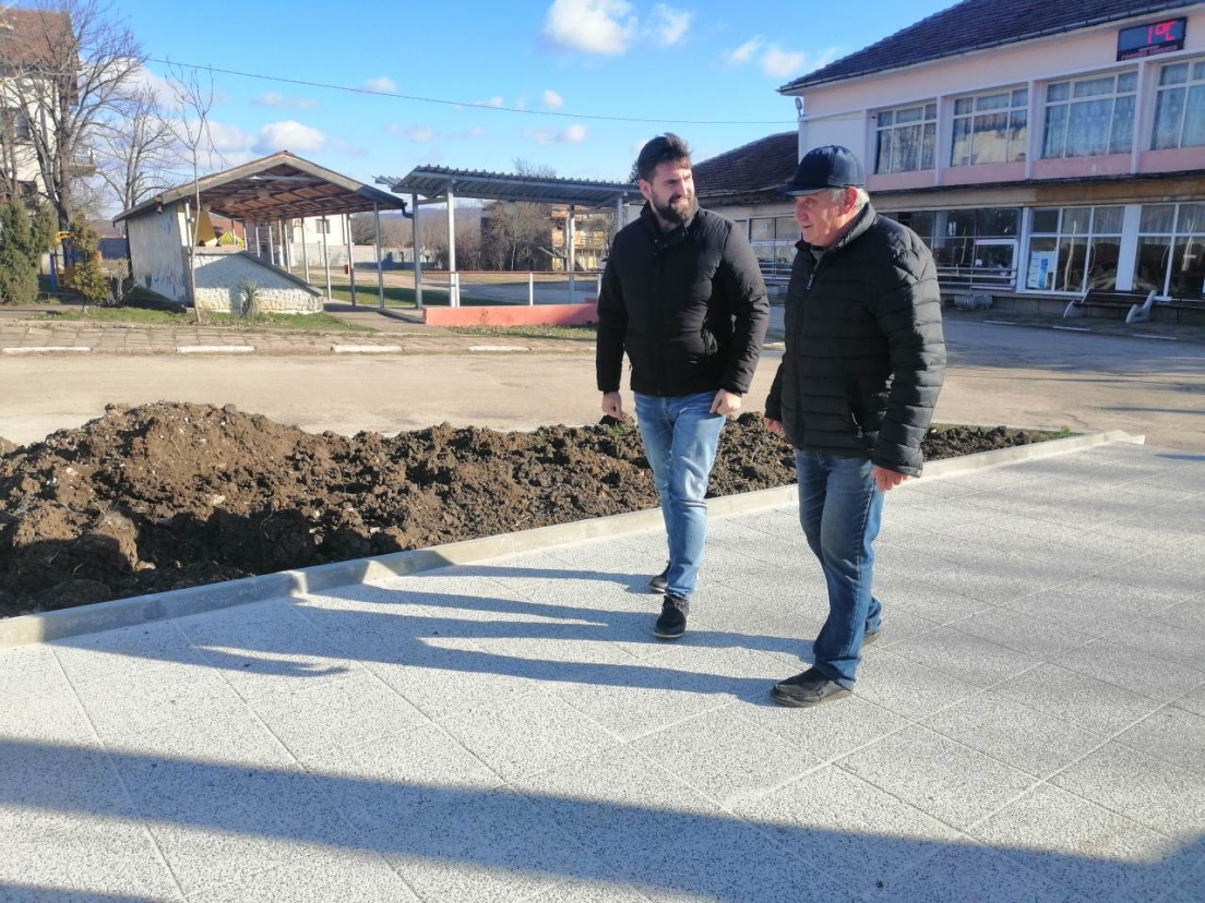 Новаков разглежда площада в Голямо Пещене с кмета Тодор Тодоров