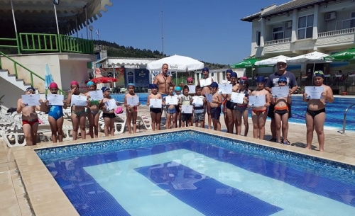20 деца от Мездра преминаха курс по плуване