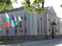 Вижте какво направиха вандали пред Община Козлодуй (Видео)