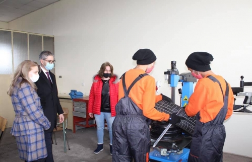 Механици в модерно оборудван кабинет ще обучават в Кнежа