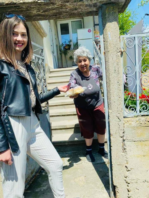 Зарадваха възрастни хора с топли козунаци