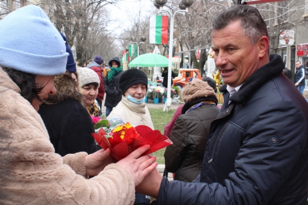 Община Бяла Слатина зарадва представителки на нежния пол за 8 март