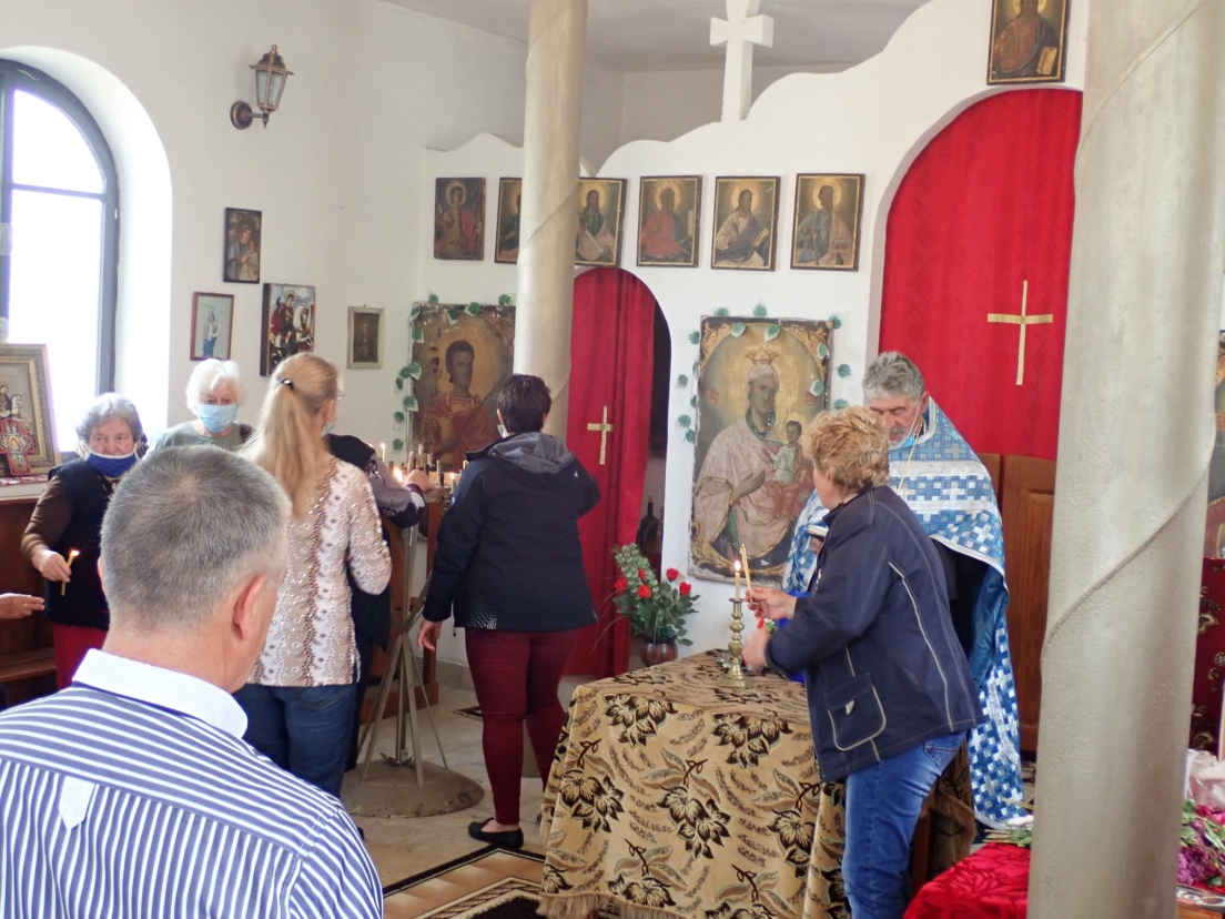 Отец Цанко отслужи Великденска литургия в храм "Свети Георги" в Долни Вадин