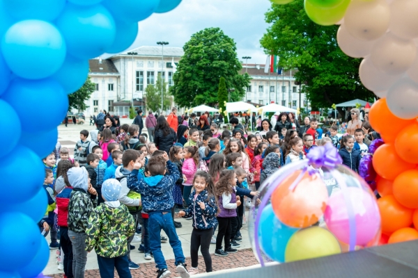 Aниматори забавляваха децата на Мездра