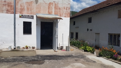 Пенсионерския клуб в Зверино с обновен двор.