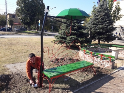 Атрактивни пейки красят центъра на селото