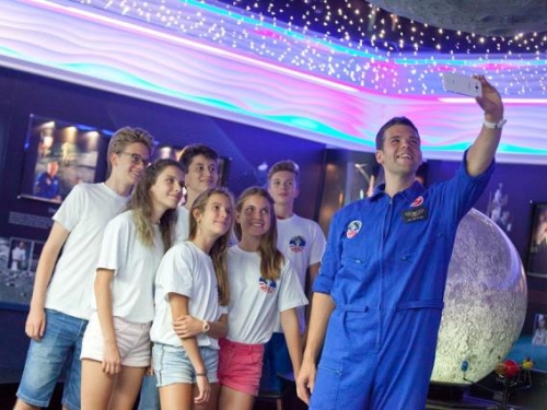 Козлодуй праща момче и момиче на космическия лагер