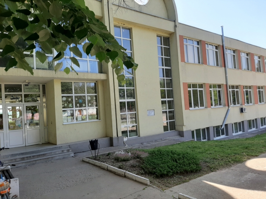 Красивата училищна сграда е празна