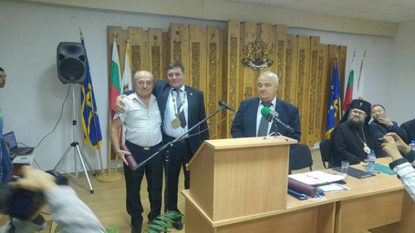 Данчев награждава кметът на Краводер. 