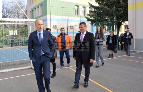 Министър хареса европейски ремонт на гимназия в Бяла Слатина