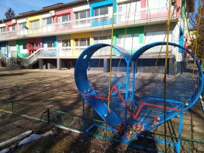 Сърцата са разположени пред 2 учебни заведения, до болницата и общинската администрация.