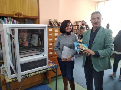 Кмет видя новата дезинфекцираща UV машина за книги