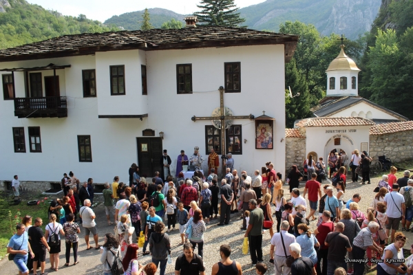 Хиляди се събраха на Черепишкия манастир