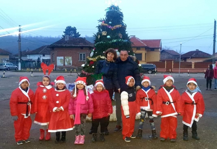 Малчугани посрещнаха Дядо Коледа в Пудрия