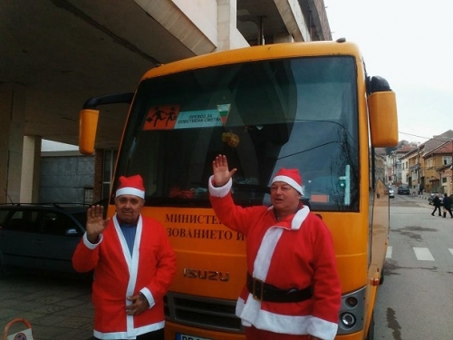 Дядо Коледа подкара училищни автобуси