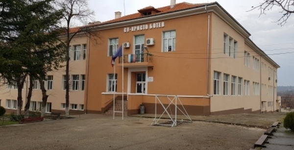 Модерна спортна площадка вдигат в Галиче