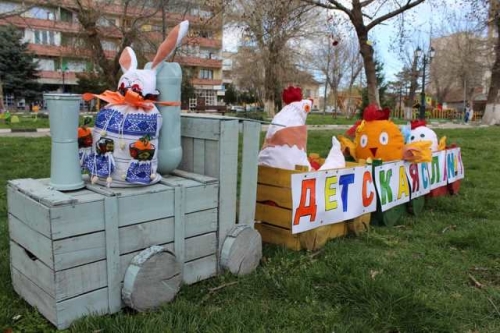 Малчугани украсиха празнично Кнежа