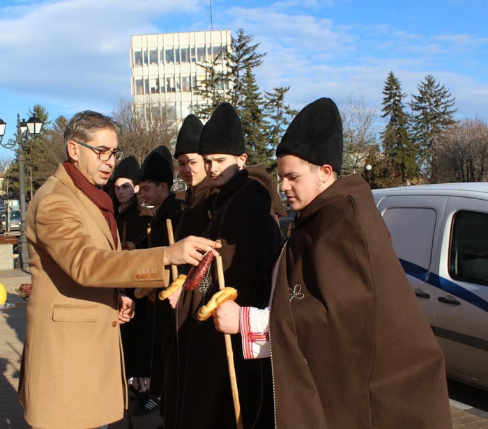 Коледари огласиха Община Кнежа