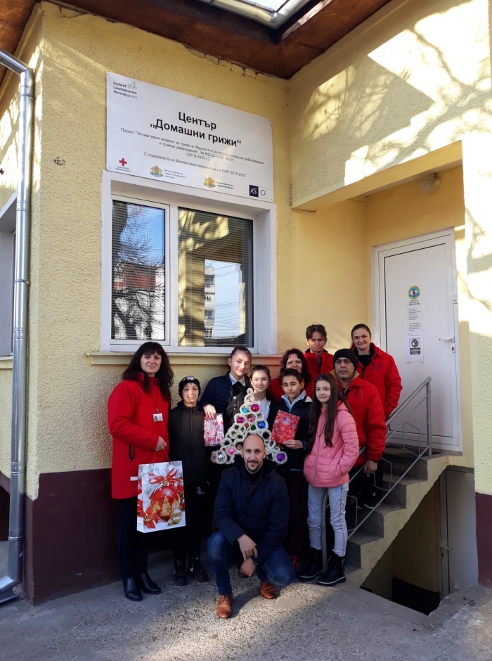 Оряховски деца със специални подаръци за потребителите на социален център