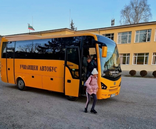 С нов автобус е наше училище