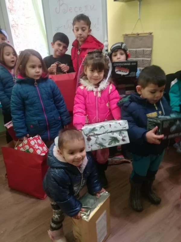 Подаръци за нуждаещи се деца от Михайлово и Манастирище