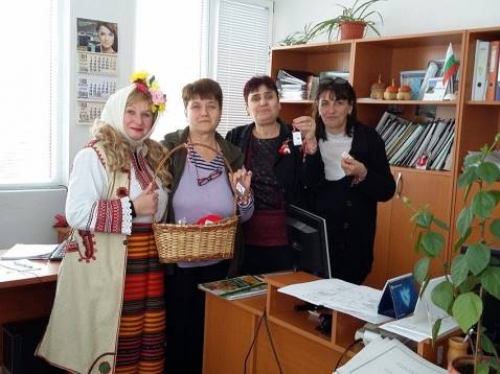 Добрата баба раздаде мартеници и в Криводол