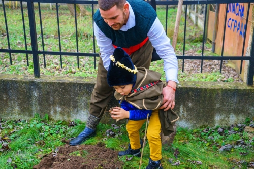 5-годишни деца засадиха дръвчета в Мездра