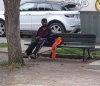Срам в центъра на Враца! Циганин се самозадоволява на пейка