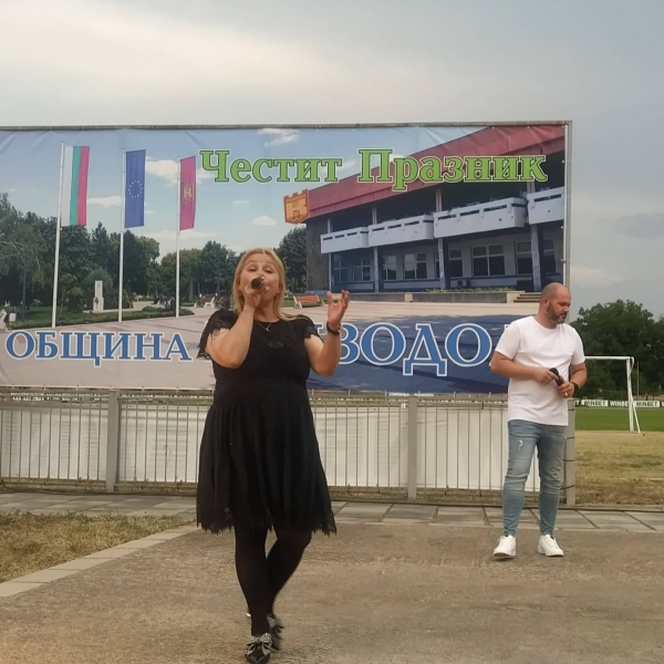 Тони Димитрова пя на старта на панаира в Криводол /СНИМКИ/