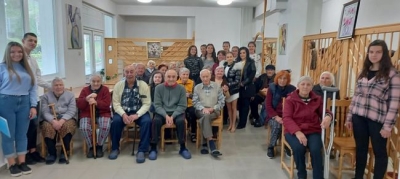 Ученици със специален поздрав към пенсионери