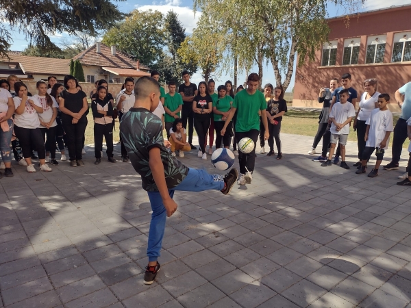 Юлиян Емилов- Яшко гостува на спортен празник в белослатинско училище