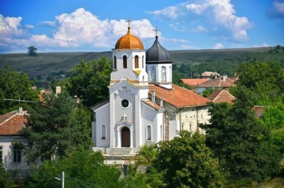Ремонтират с дарения църквата в Кнежа