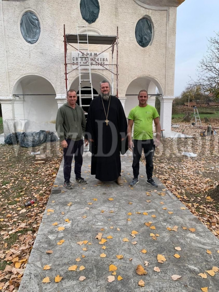 С доброволен труд и дарения ремонтират църквата в Нивянин