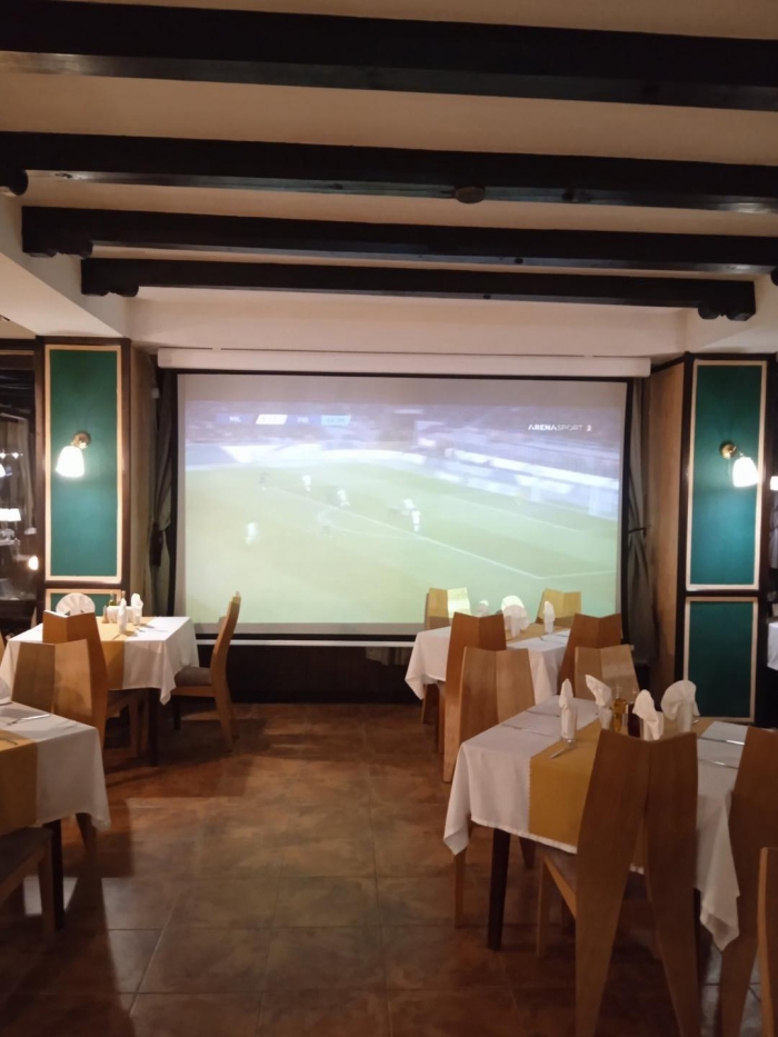 Чакате ли Световното? Ресторант изкушава с вкусна храна и 4-метров екран