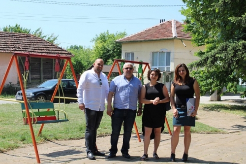 Евродепутат реновира детска площадка в Криводол