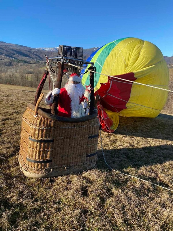 Дяда Коледа пристигна с балон и мотор в... /СНИМКИ/