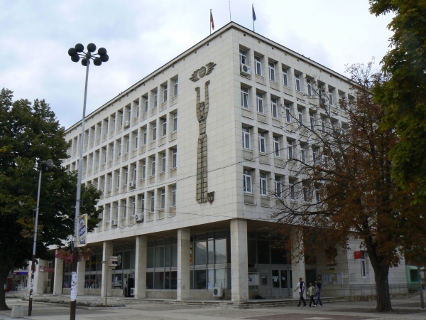 Община Мездра назначи на работа 15 безработни младежи