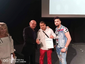 Seo фуния Самоук фризьор диктува модата в прическите