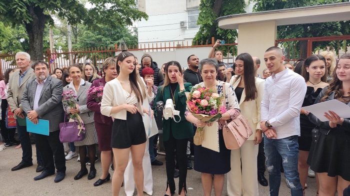 Красиви абитуриенти с цветни димки изпратиха във Враца